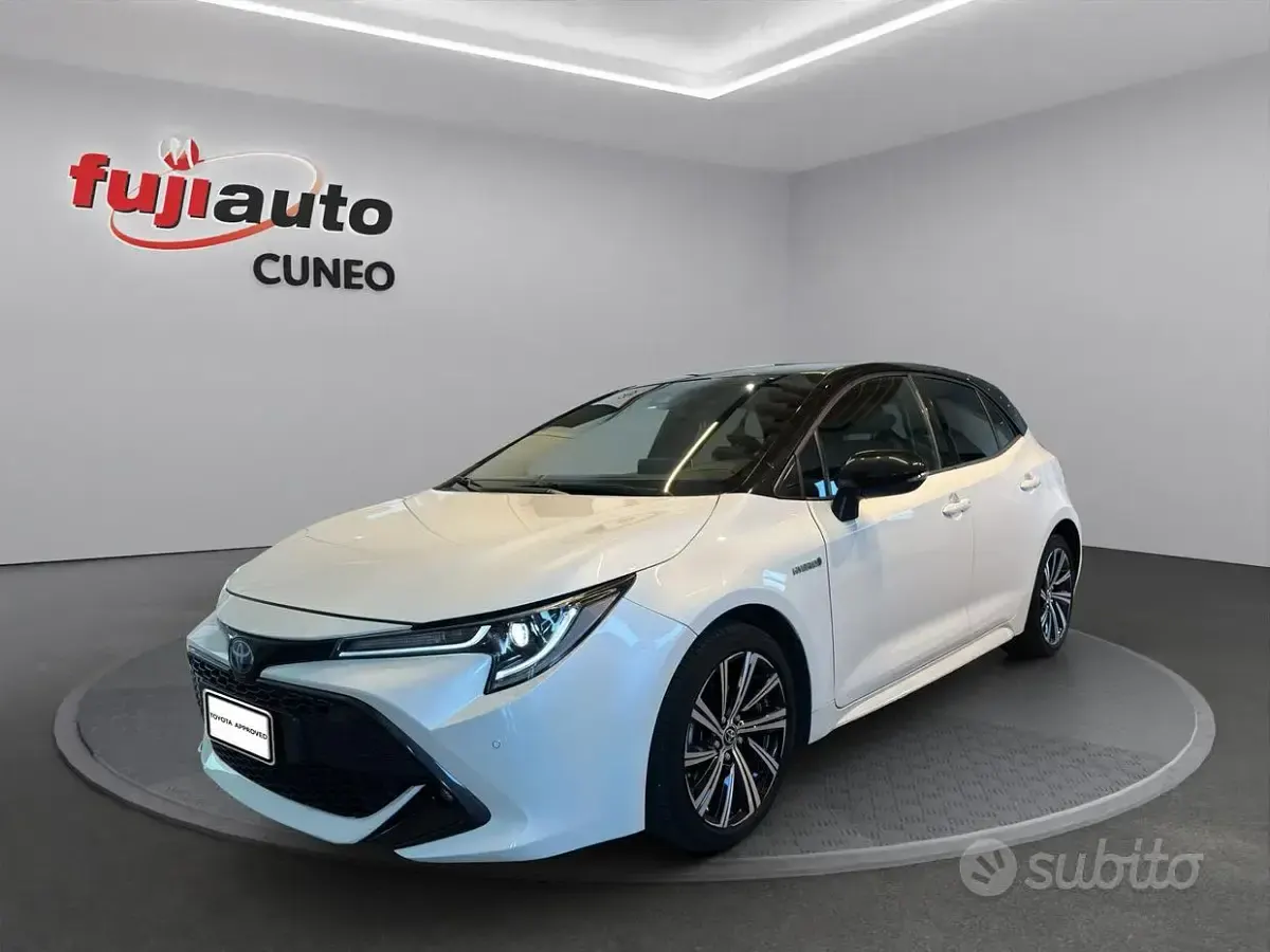 Usata Toyota Corolla Style 122 CV (89 kW) 2020 Pearl white & black met Berlina