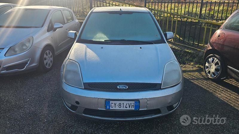Usata Ford Fiesta Ghia 67 CV (49 kW) 2006 Grigio Berlina