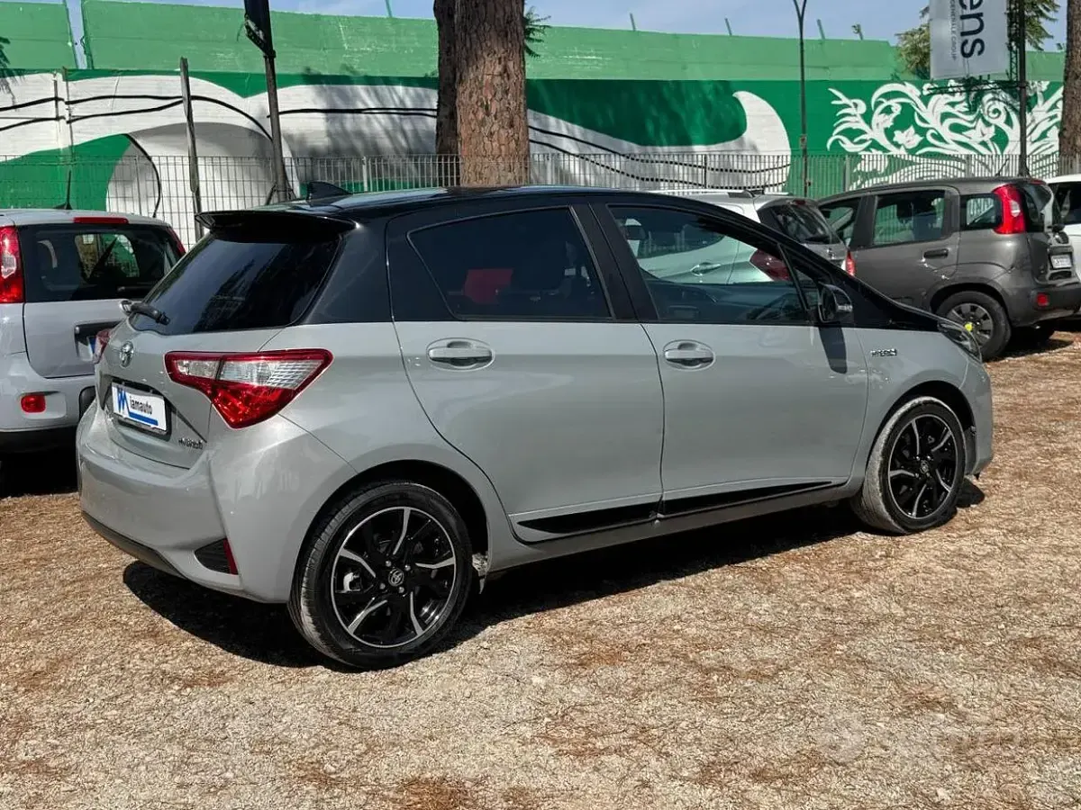 Usata Toyota Yaris Hybrid Active 101 CV (74 kW) 2018 Grigio Berlina