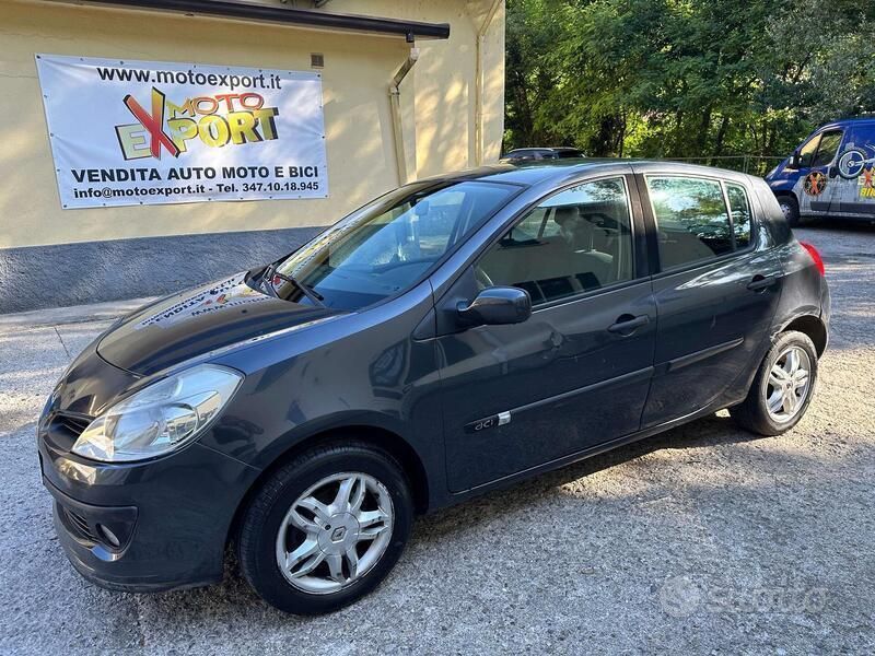 Grigio Usata 2006 Renault Clio II Tre volumi | 1990 € (Buon prezzo) - Immagine 1/4
