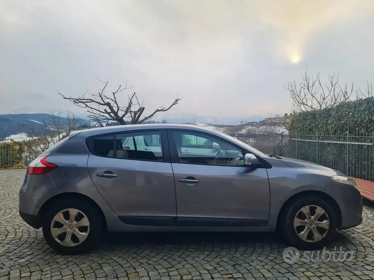 Usata Renault Mégane III 90 CV (66 kW) 2009 Grigio Berlina