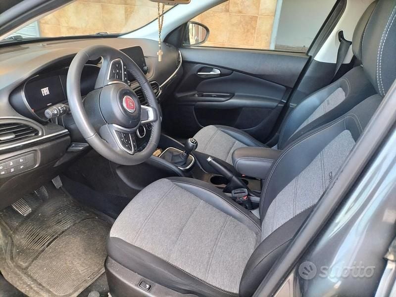 Usata Fiat Tipo Cross 130 CV (95 kW) 2022 Grigio Berlina