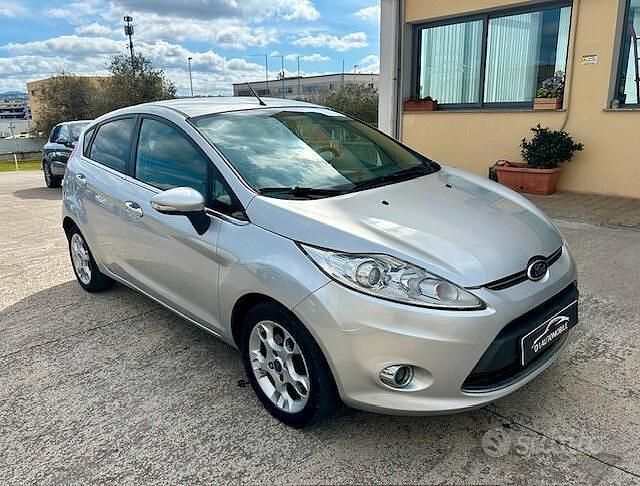 Usata Ford Fiesta Titanium 70 CV (51 kW) 2012 Grigio Utilitaria