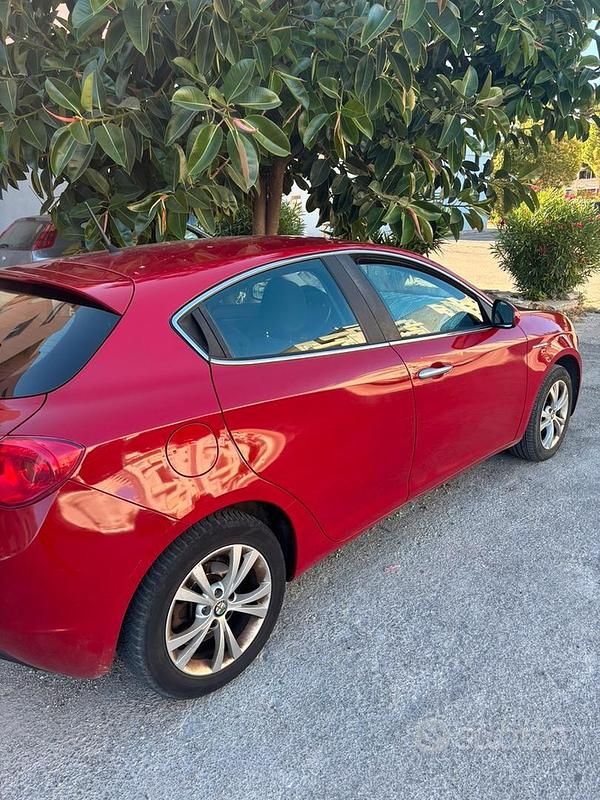Usata Alfa Romeo Giulietta Exclusive 105 CV (77 kW) 2012 Rosso Utilitaria