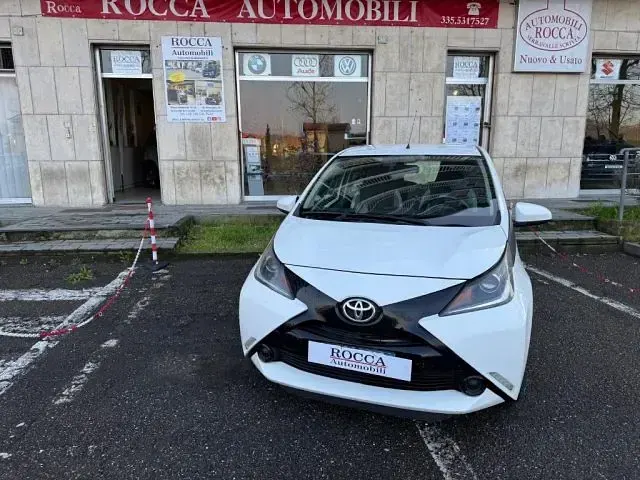 Gebraucht Toyota Aygo X-play 69 PS (50 kW) 2016 Weiß Kleinwagen