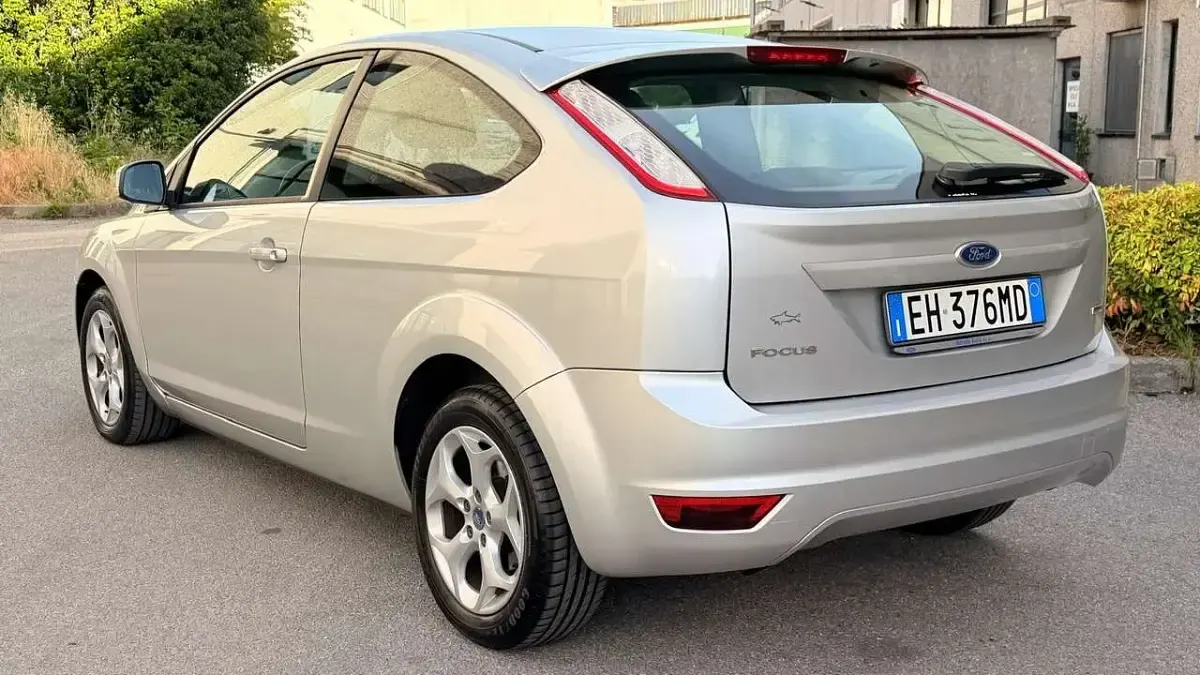 Usata Ford Focus 109 CV (80 kW) 2011 Argento Berlina