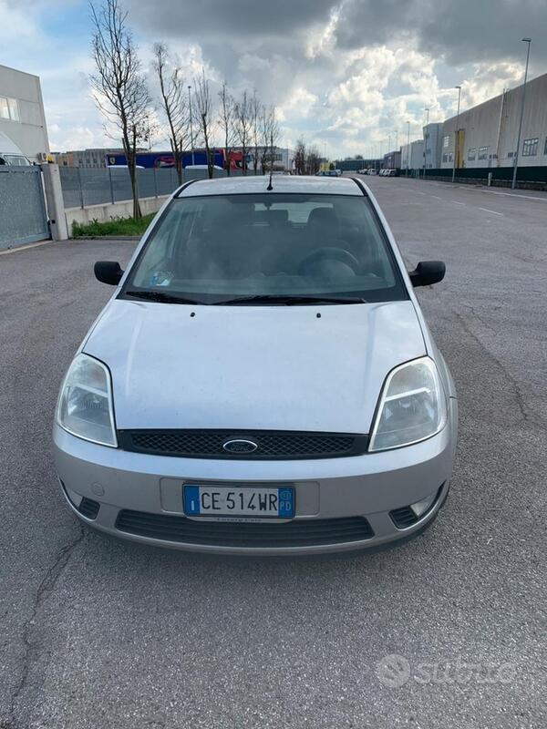 Usato 2003 Ford Fiesta 1.2 Benzin 75 CV (2.000 €)