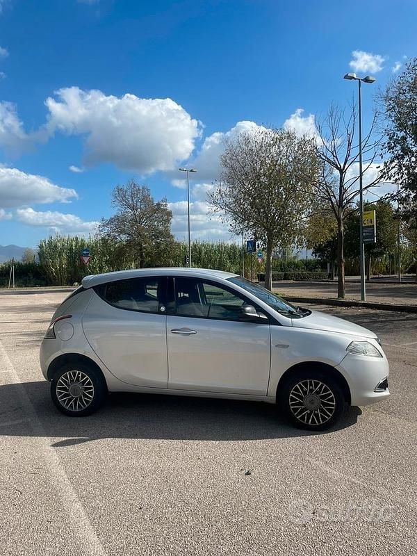 Usata Lancia Ypsilon 80 CV (58 kW) 2013 Grigio Utilitaria