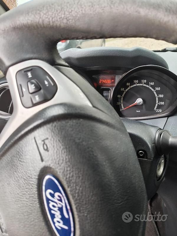 Usata Ford Fiesta Trend 70 CV (51 kW) 2009 Bianco Utilitaria