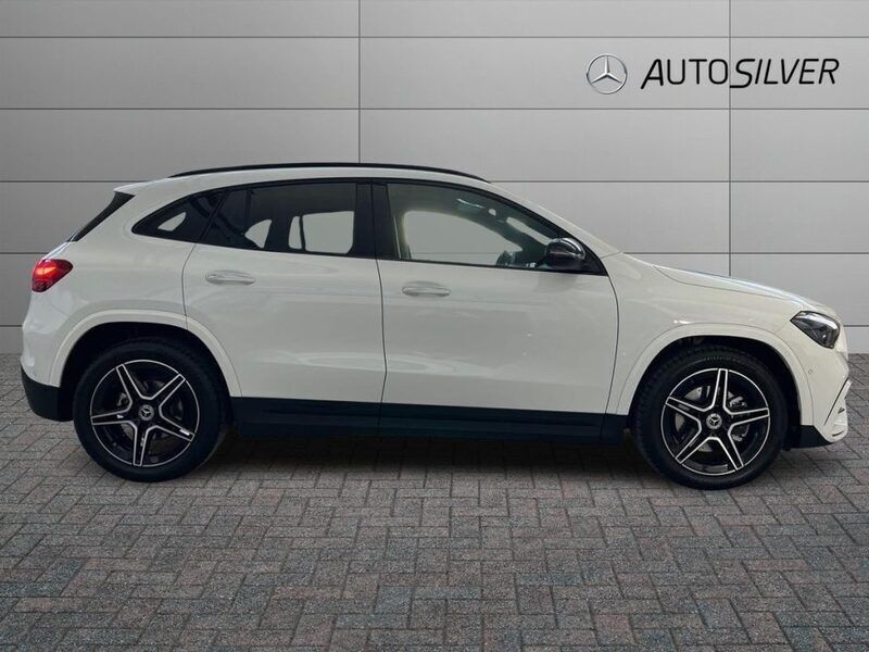 Usata Mercedes GLA180 116 CV (85 kW) 2024 Nero / pastello SUV