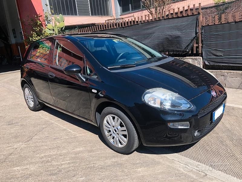 Usata Fiat Punto Lounge 69 CV (50 kW) 2015 Blu Utilitaria