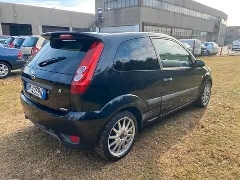Usata Ford Fiesta S 89 CV (65 kW) 2007 Nero Utilitaria