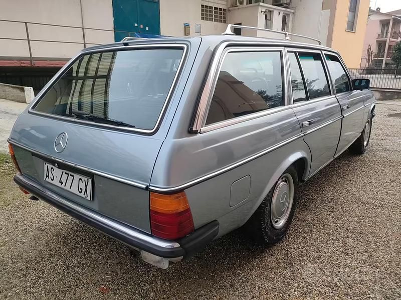 Usata Mercedes 200 108 CV (79 kW) 1983 Blu Station wagon