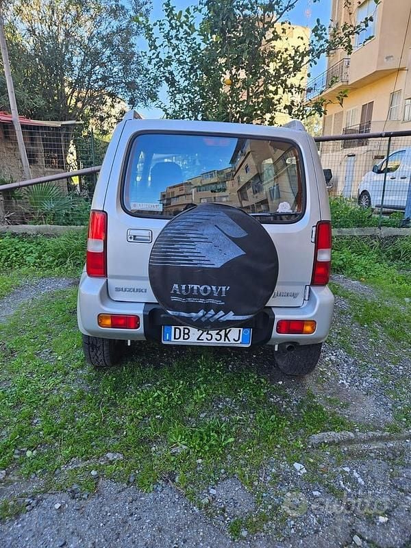 Usata Suzuki Jimny 86 CV (63 kW) 2005 Grigio SUV