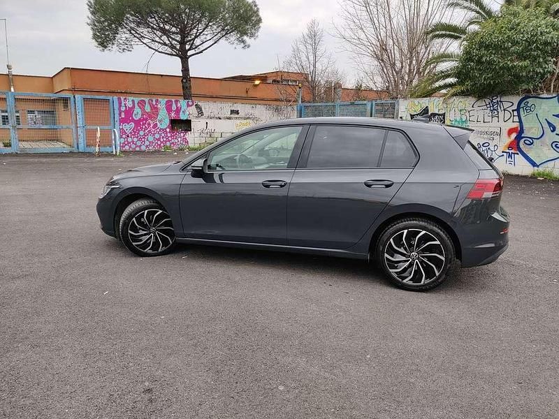 Usata VW Golf VIII Life 110 CV (80 kW) 2023 Grigio Berlina