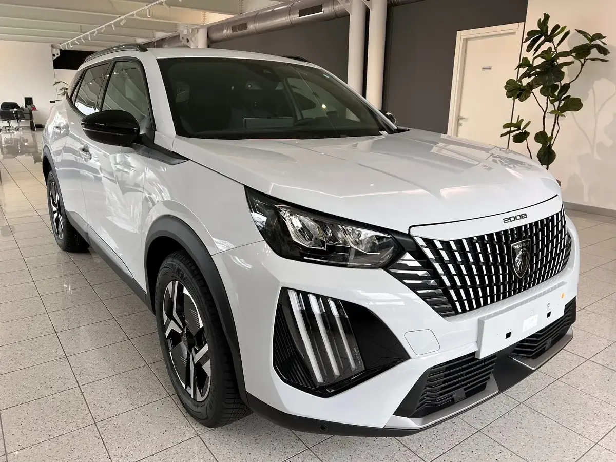 Usata Peugeot 2008 Allure 136 CV (100 kW) 2025 SUV