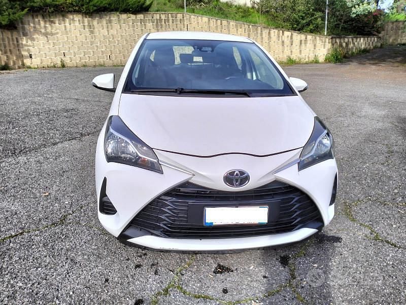 Usata Toyota Yaris Cool 69 CV (50 kW) 2017 Bianco Berlina