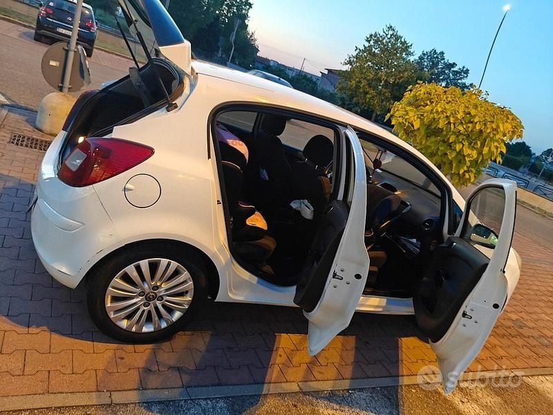 Usata Opel Corsa 2011 Bianco Berlina