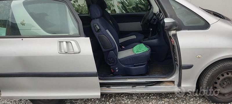Usata Peugeot 1007 75 CV (55 kW) 2006 Grigio Monovolume