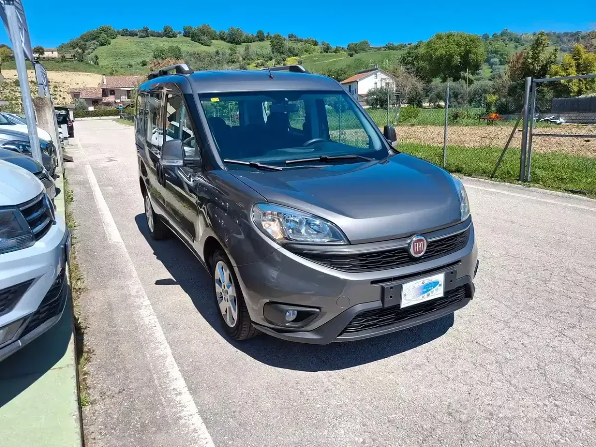 Usata Fiat Doblò 105 CV (77 kW) 2015 Grigio Monovolume