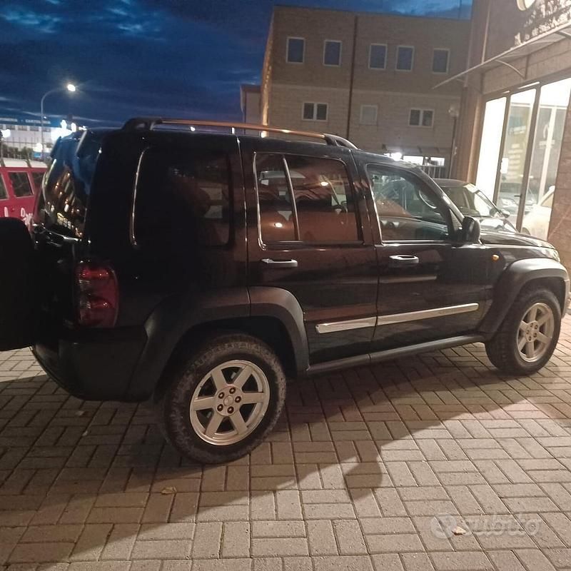 Usata Jeep Cherokee 163 CV (119 kW) 2006 Nero SUV