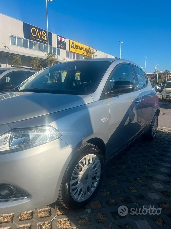 Usata Lancia Ypsilon 80 CV (58 kW) 2017 Grigio Utilitaria