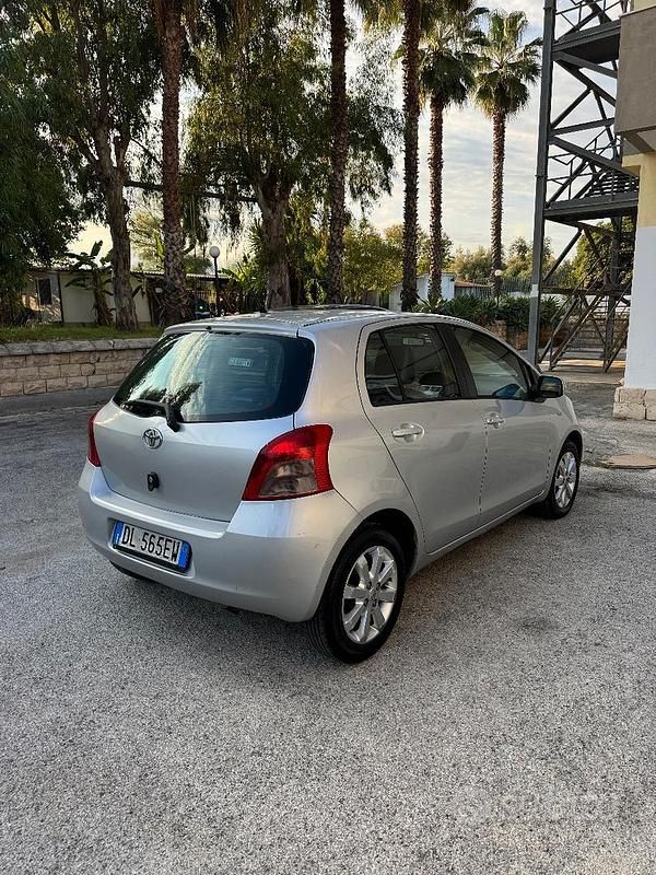 Usata Toyota Yaris 90 CV (66 kW) 2008 Grigio Utilitaria