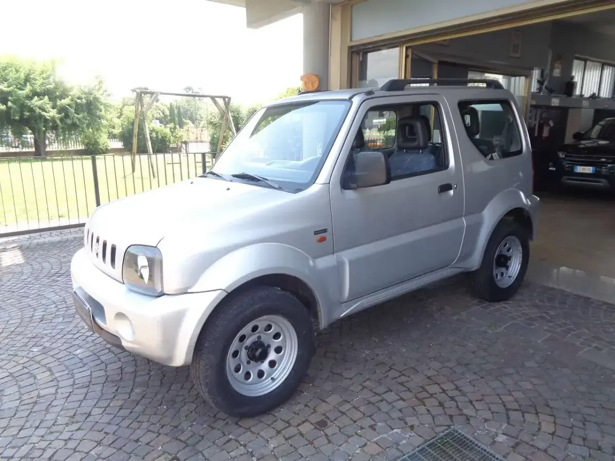 Usata Suzuki Jimny 82 CV (60 kW) 2003 Argento SUV