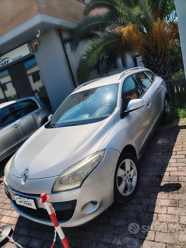 Grigio Usata 2011 Renault Mégane GrandTour Station wagon | 2800 € (Ottimo prezzo) - Immagine 1/4