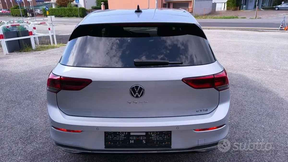 Usata VW Golf VIII Style 131 CV (96 kW) 2022 Grigio metallizzato Berlina