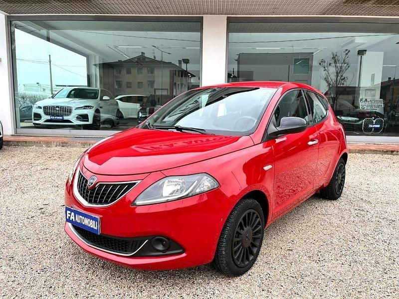 Usata Lancia Ypsilon Silver 69 CV (50 kW) 2022 Rosso Utilitaria