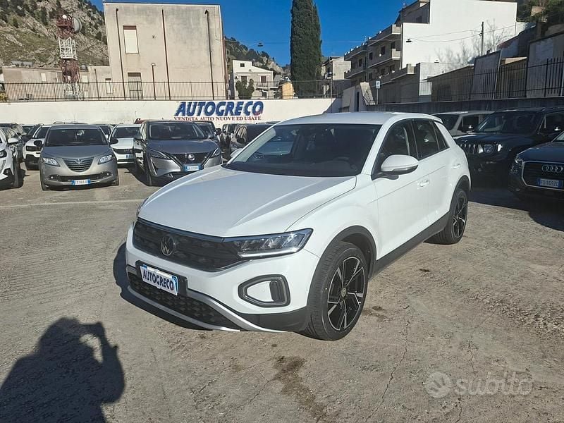 Usata VW T-Roc Life 110 CV (80 kW) 2023 Bianco SUV