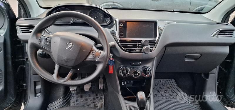 Gebraucht Peugeot 208 Active 75 PS (55 kW) 2017 Grau Kleinwagen