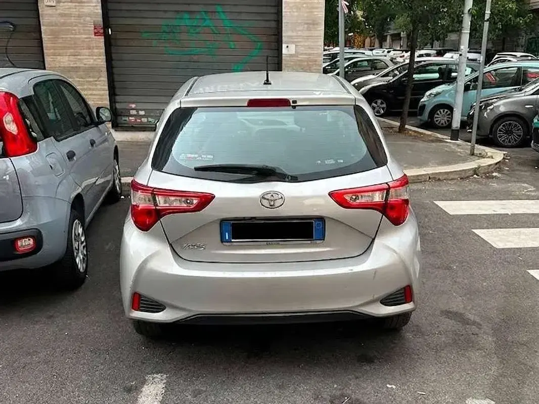 Usata Toyota Yaris 72 CV (52 kW) 2018 Argento Berlina