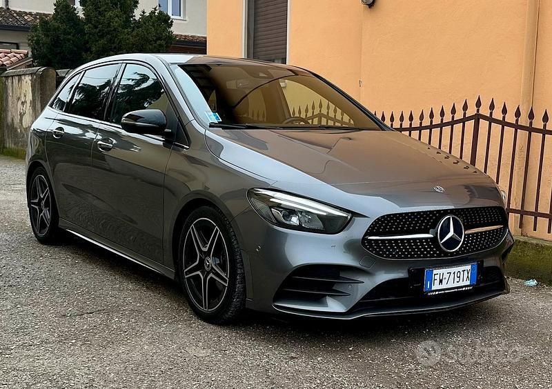 Grigio Usata 2019 Mercedes 180 Tre volumi | 24.000 € - Immagine 1/3