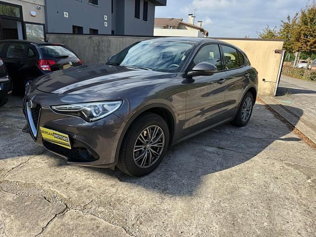 Grigio scuro Usata 2018 Alfa Romeo Stelvio Business SUV | 18.400 € (Buon prezzo) - Immagine 1/4