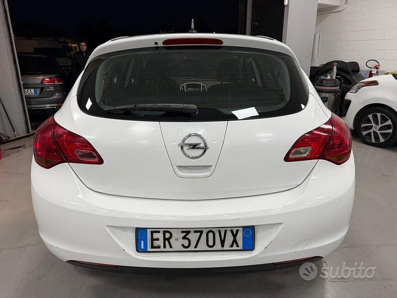 Usata Opel Astra Cosmo 110 CV (80 kW) 2013 Bianco Berlina