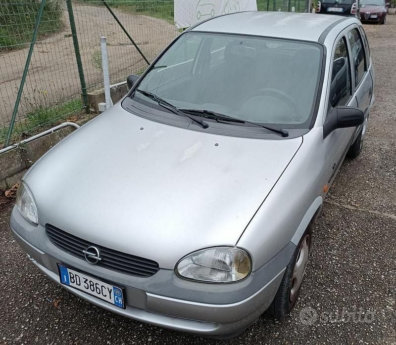Usata Opel Corsa 65 CV (47 kW) 1999 Argento Berlina