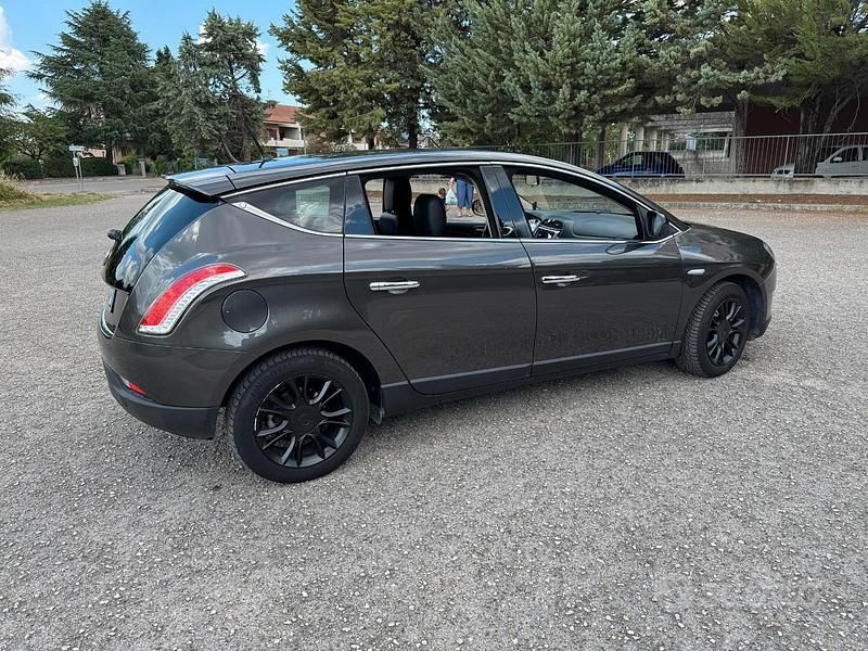 Usata Lancia Delta 150 CV (110 kW) 2010 Grigio Utilitaria