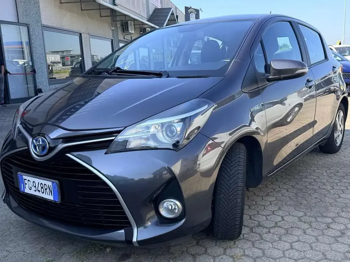 Usata Toyota Yaris Hybrid Active 73 CV (53 kW) 2016 Grigio Berlina
