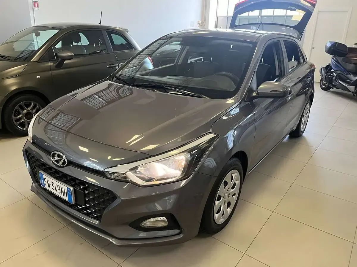 Usata Hyundai i20 75 CV (55 kW) 2019 Grigio metallizzato Utilitaria
