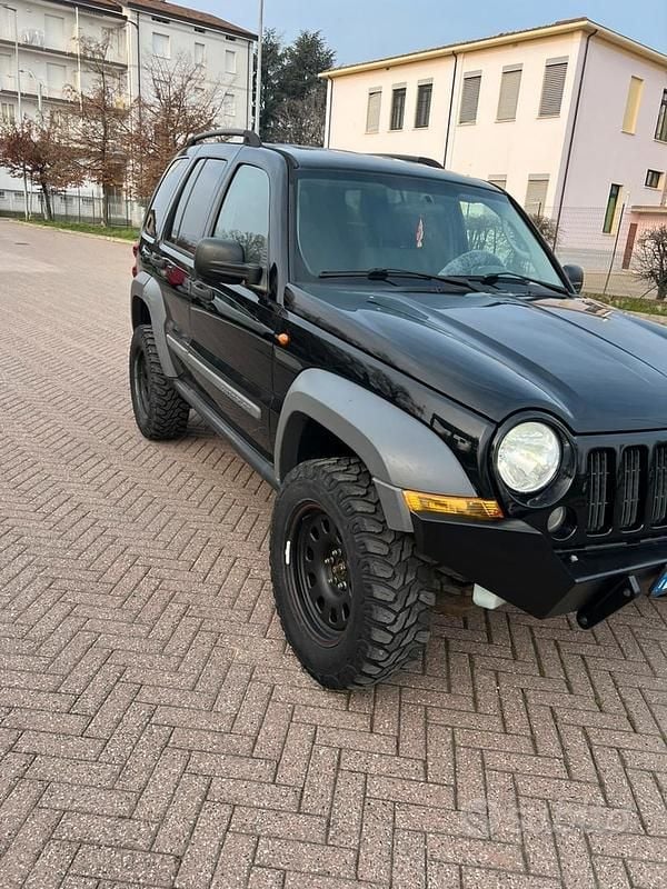 Usado Jeep Cherokee 163 CV (119 kW) 2006 Negro SUV