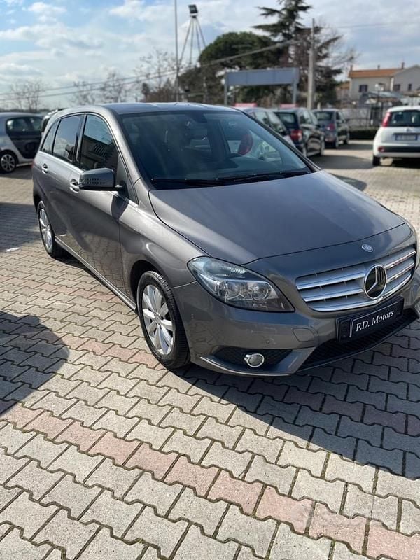 Usata Mercedes B180 Business 108 CV (79 kW) 2015 Grigio Monovolume