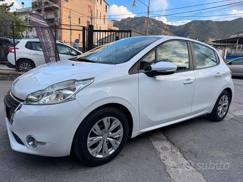 Usata Peugeot 208 Active 81 CV (59 kW) 2014 Bianco Utilitaria