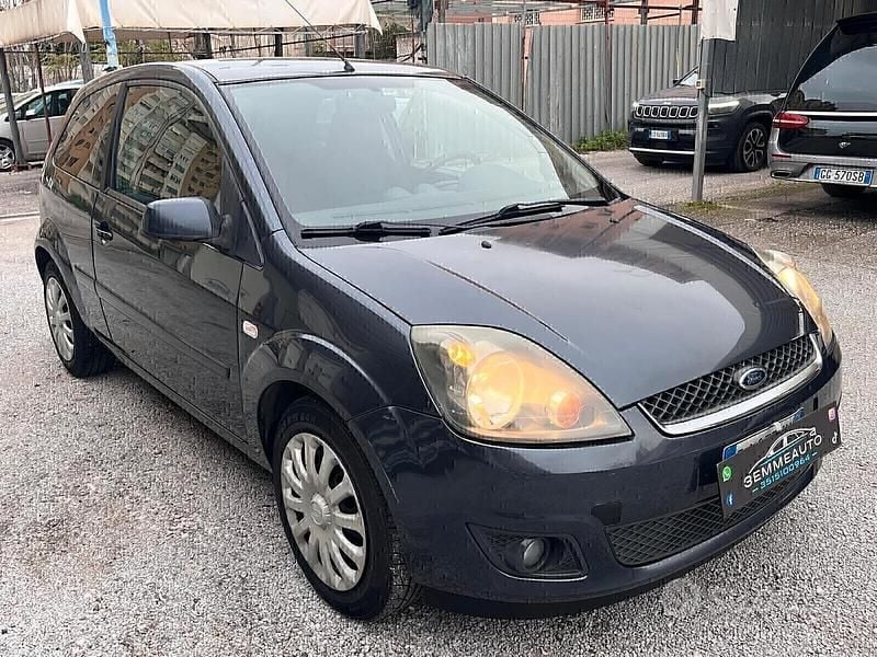 Usata Ford Fiesta Titanium 70 CV (51 kW) 2007 Grigio Berlina
