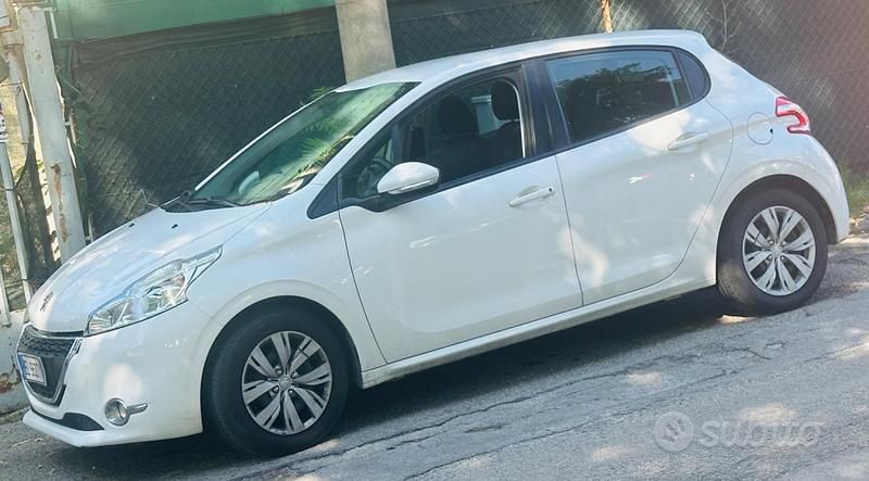 Usata Peugeot 208 68 CV (50 kW) 2014 Bianco Utilitaria
