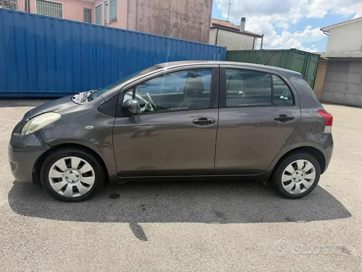 Usata Toyota Yaris Sol 90 CV (66 kW) 2009 Grigio Utilitaria