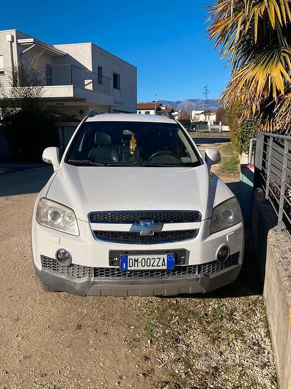 Bianco Usata 2009 Chevrolet Captiva SUV | 3000 € (Super prezzo) - Immagine 1/4