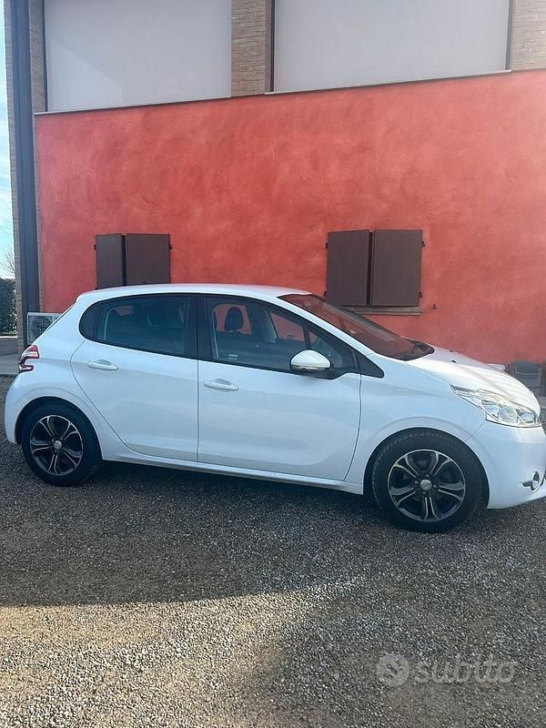 Usata Peugeot 208 Allure 68 CV (50 kW) 2014 Bianco Utilitaria