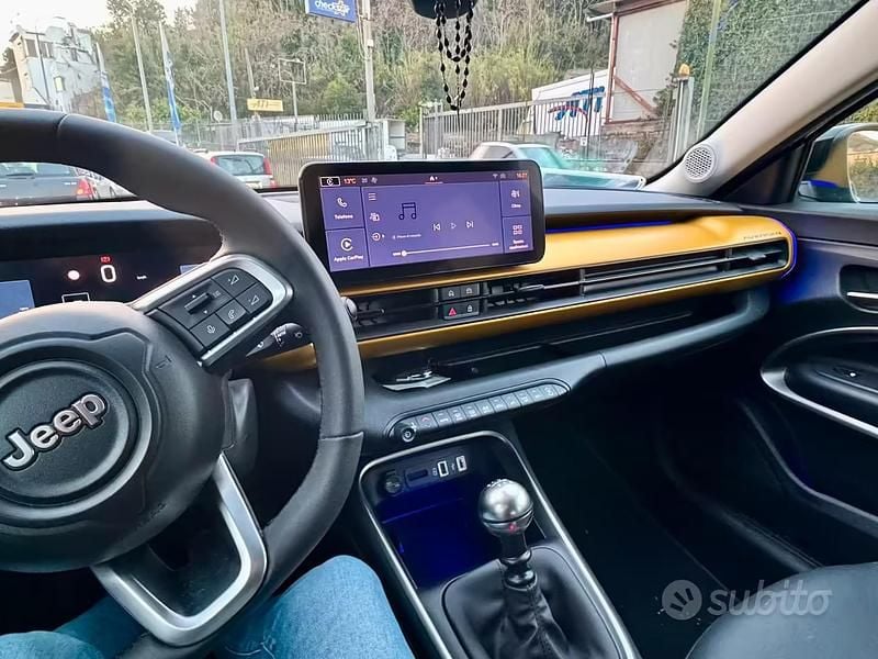 Käytetty Jeep Avenger Summit 101 HP (74 kW) 2023 Harmaa Katumaasturi
